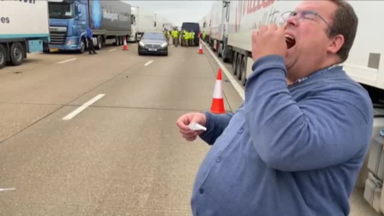 Los transportistas españoles atrapados en Inglaterra temen no llegar a casa ni para Nochevieja