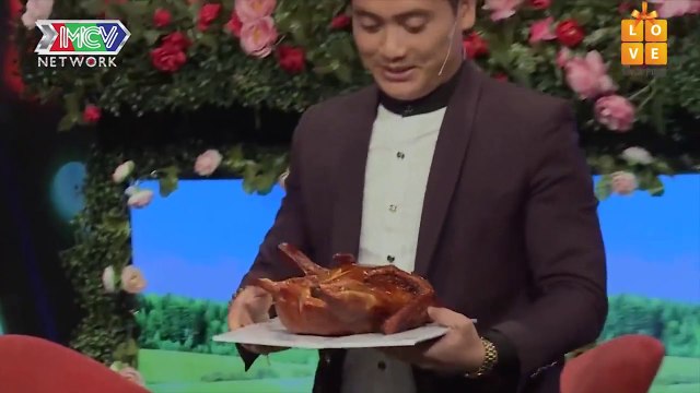 Chàng trai MANG CON VỊT QUAY lên sân khấu tặng bạn gái khiến Quyền Linh LAO ĐAO VÌ NGON QUÁ