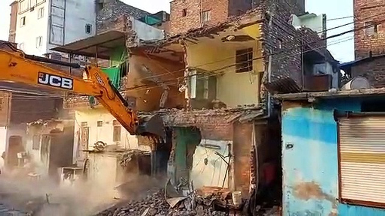 जिन घरों से किया गया पथराव, उनको निगम ने किया ध्वस्त