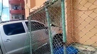 Ileso tras impactar camioneta con apartamento en La Romana, República Dominicana