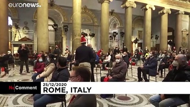 شاهد: توزيع مئات الهدايا بمناسبة عيد الميلاد على الفقراء واللاجئين في روما