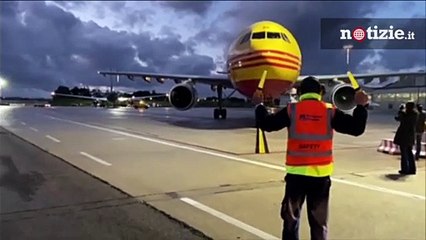 Coronavirus, 470mila dosi del vaccino Pfizer arrivano in Italia: lo sbarco della prima fornitura