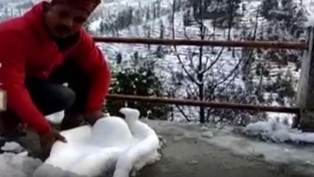 Heavy snowfall in Himachal, artist creates special Shivling