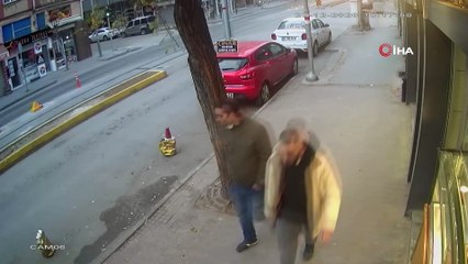 Çaldıkları köpeği severek sakinleştiren şahıslar güvenlik kameralarına yansıdı