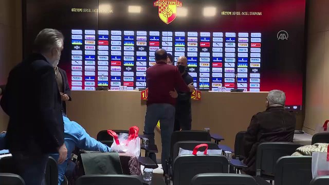 TFF 1. Lig ekiplerinden Menemenspor, teknik direktör Ümit Karan'la sözleşme imzaladı. Kulüp binasınd