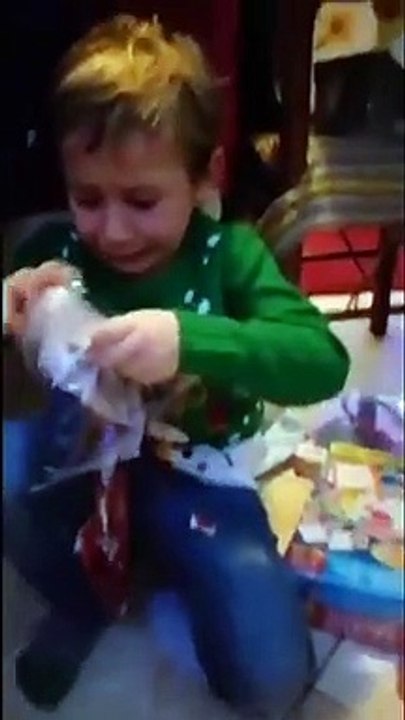 Un enfant, supporter de l'AS Roma en larmes de joie après avoir reçu le maillot de Dzeko à Noël