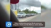 Vídeo mostra uma enorme fila de carros na chegada a Guriri, em São Mateus, neste sábado (26)