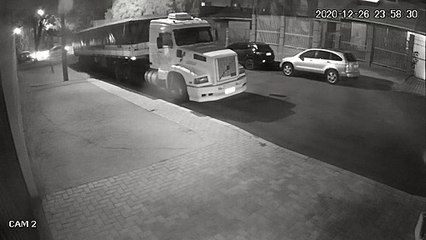 Câmera de monitoramento registra acidente de trânsito na Rua Tiradentes, no Bairro Country