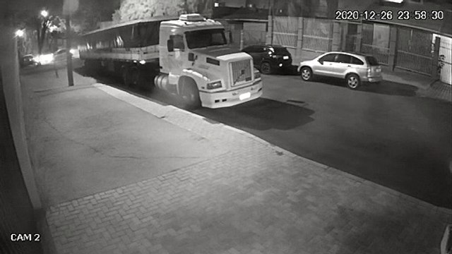 Câmera de monitoramento registra acidente de trânsito na Rua Tiradentes, no Bairro Country