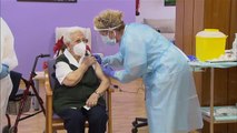 Araceli, una mujer de 96 años, recibe la primera dosis de la vacuna en España