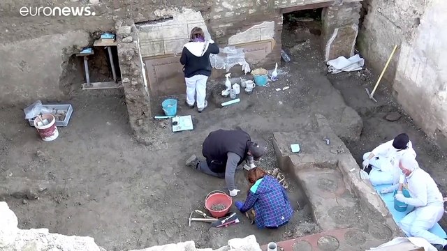 شاهد: اكتشاف منضدة لبيع وجبات سريعة من العام 79 ميلادي في مدينة بومبي الإيطالية