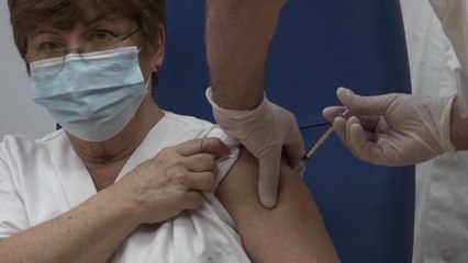 EU, 코로나19 백신 접종 시작...의료진·고령자 먼저 / YTN