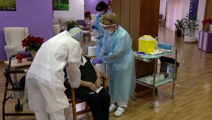 Araceli, de 96 años, se convierte en la primera vacunada de España contra la COVID-19