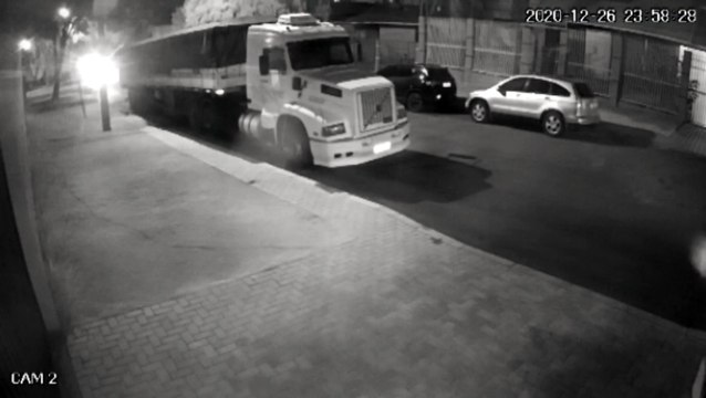 Câmera de monitoramento registra acidente entre três veículos no Bairro Country