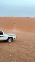 Projeter du sable avec sa voiture pour éteindre un incendie
