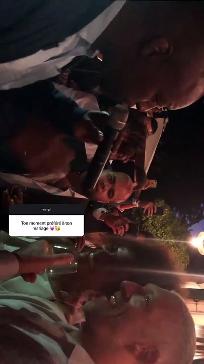Le 27 décembre 2020, Tina Kunakey a dévoilé le plus beau moment de son mariage avec Vincent Cassel (célébré en 2018 près de Biarritz). Oxmo Puccino leur a lu un texte.
