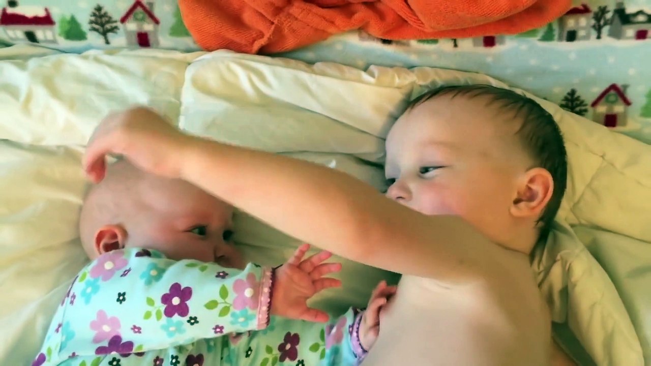 Jolie réaction du garçon à sa sœur qui pleure