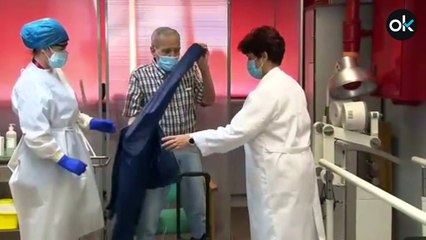 «Esperanza» en los mayores de Vallecas al recibir la vacuna en Madrid: «Ojalá esto acabe ya»