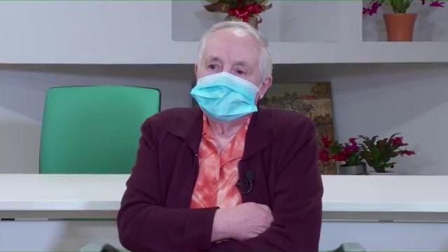 La primera dosis en Asturias para 'Pepita', que anima a la población a vacunarse