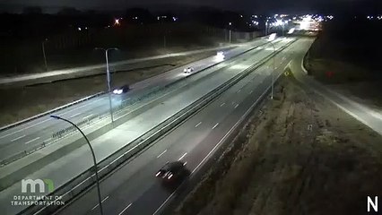 شاهد: طائرة تقوم بهبوط طارئ على طريق مينيسوتا السريع