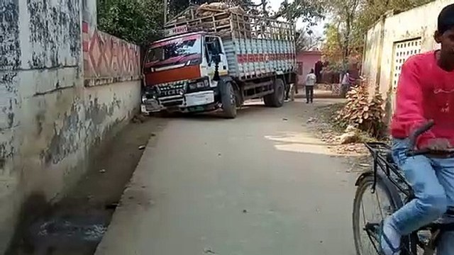 धान के बोरे से भरा ट्रक अनियंत्रित होकर नाले में घुसा, बाल बाल बचे लोग