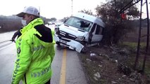 Servis minibüsü kayganlaşan yolda devrildi: 1 yaralı