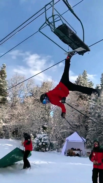 Skieur suspendu à un télésiège