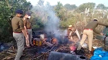 ताबड़तोड़ छापेमारी, बड़े पैमाने पर कच्ची शराब बरामद , 9 लोगों पर मुकदमा 4 गिरफ्तार