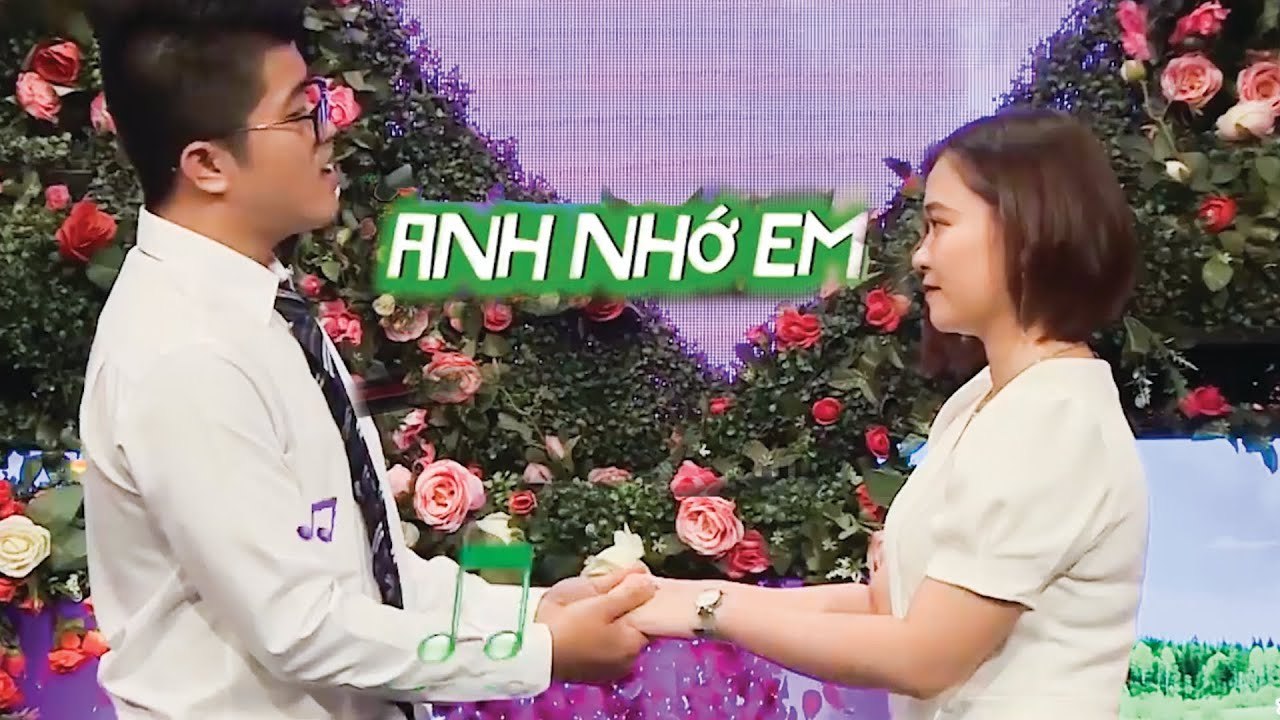 Chàng NGÂN HÀNG NẮM TAY bạn gái NGAY KHI GẶP MẶT, mặc đồ như CÔ DÂU CHÚ RỂ trên sân khấu HẸN HÒ