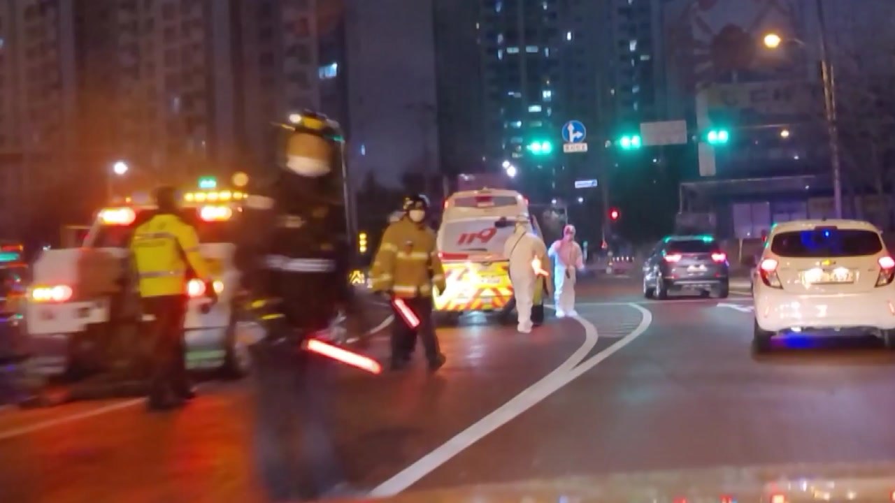 만취 운전자, 중앙분리대 들이받고 2차 사고...1명 부상 / YTN