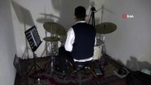 Engelli Genç Dünyada Bir İlki Başardı, Tek Koluyla Davul Çalarak Caz Albümü Çıkardı