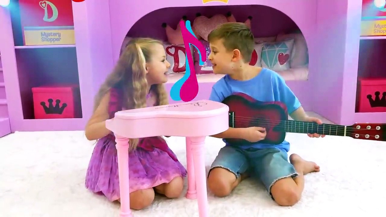 Diana and Roma Make Kids Song for Kitten