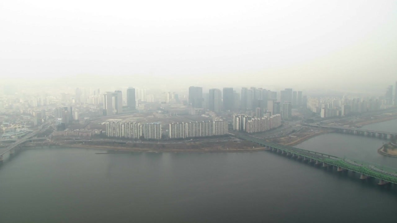[날씨] 이례적 포근, 중부·경북 초미세먼지...내일 오후부터 세밑 한파 / YTN