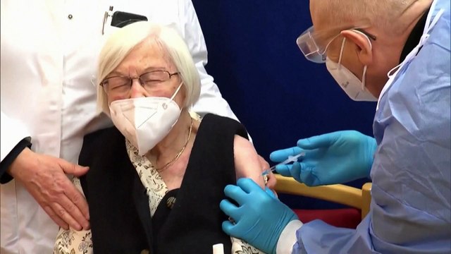 Anziani, medici e politici i primi a ricevere il vaccino