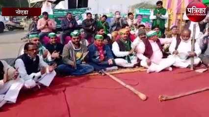 नोएडा-दिल्ली बॉर्डर पर थाली और ताली पीटकर किसानों ने जताया विरोध