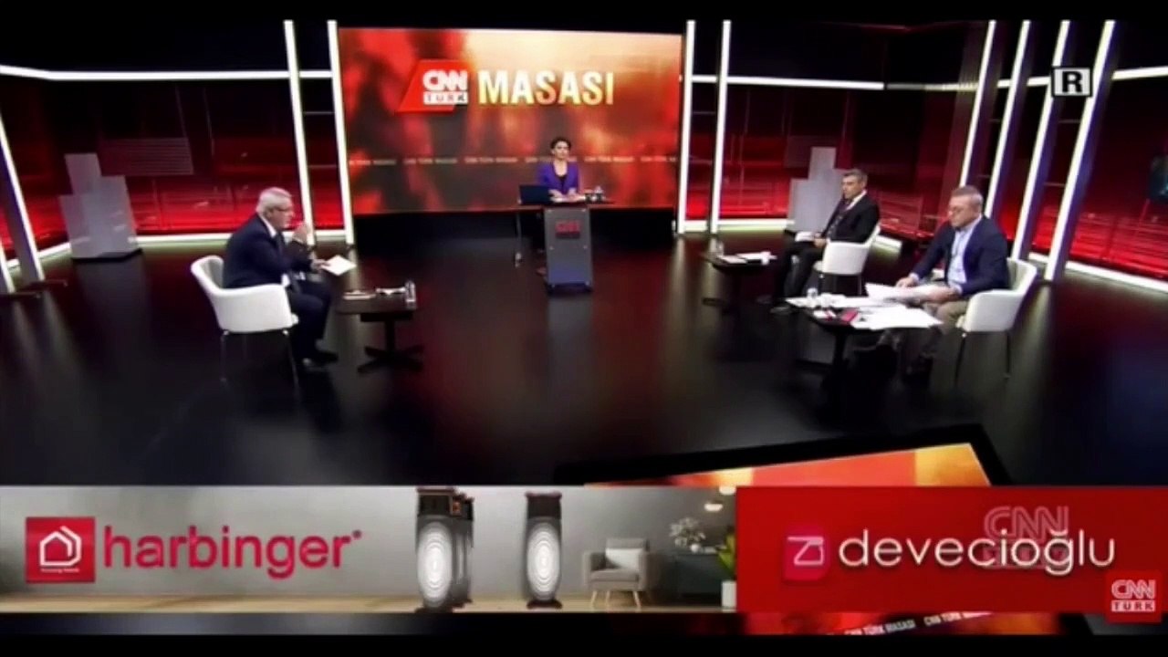 CNNTürk'te 'söz alma' gerginliği: Hakan Bayrakçı kulaklığını fırlatarak programı terk etti