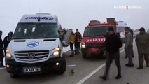 Yüksekova-Van karayolunda yolcu minibüsü ile TIR çarpıştı! Ölü ve yaralılar var