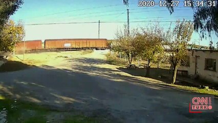 Trenin çarptığı traktör paramparça oldu | Video