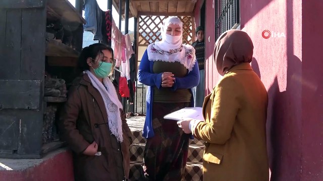 - İnternet erişiminin olmadığı köylere öğretmenler ders notlarıyla ulaştı- Fedakar öğretmenler kar kış dinlemeden kapı kapı gezerek öğrencilere ders notu ulaştırdı