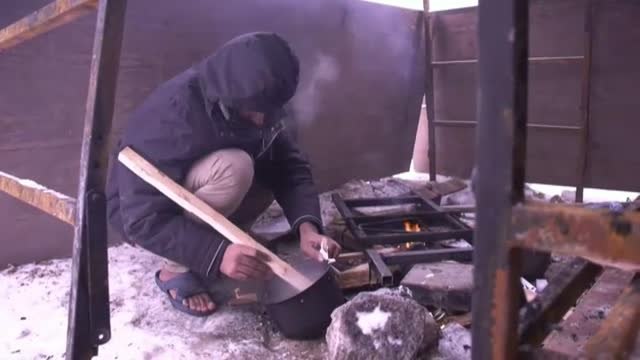 Cientos de migrantes sufren el frío en un campamento incendiado en Bosnia