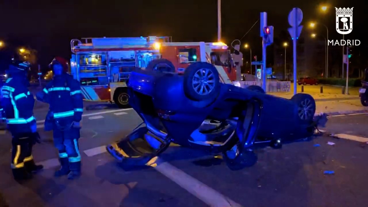 Bomberos rescatan a un hombre tras quedarse atrapado en su coche