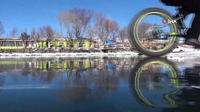 Buz tutan Çıldır gölünde bisiklet keyfi