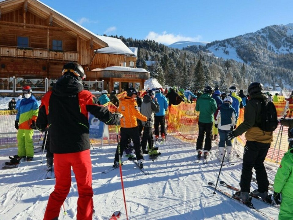 Kein abstand: entsetzen nach ansturm auf österreichische skipisten