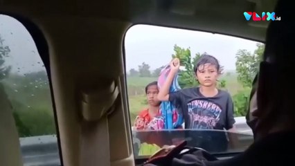 Ibu dan 2 Anak Nekat Jalan Kaki dari Lampung ke Jakarta