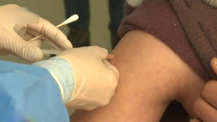 中, '고위험군' 5천만 명 접종 시작...저온 식품 종사자가 최우선 / YTN