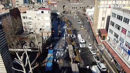 Cadde ve sokaklar köpüklü suyla temizlendi