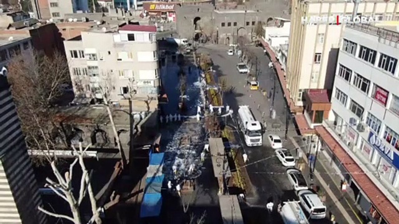 Cadde ve sokaklar köpüklü suyla temizlendi