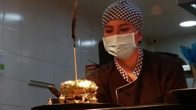 Un restaurante de Bogotá sirve hamburguesas cubiertas de oro de 24 kilates