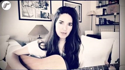 Charlie Risso suona per Rockol la canzone "Hollow Town"