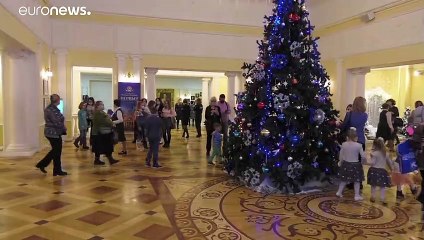 Сохранить праздник для детей: в России идут новогодние елки